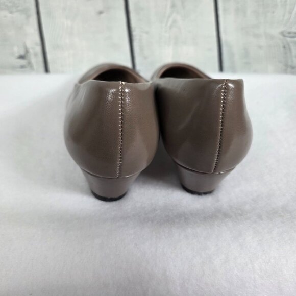 Soft Style Angel II Dress Pump Size 8 Wide Putty Smooth Gloss Finish Taupe Gray - Picture 7 of 9